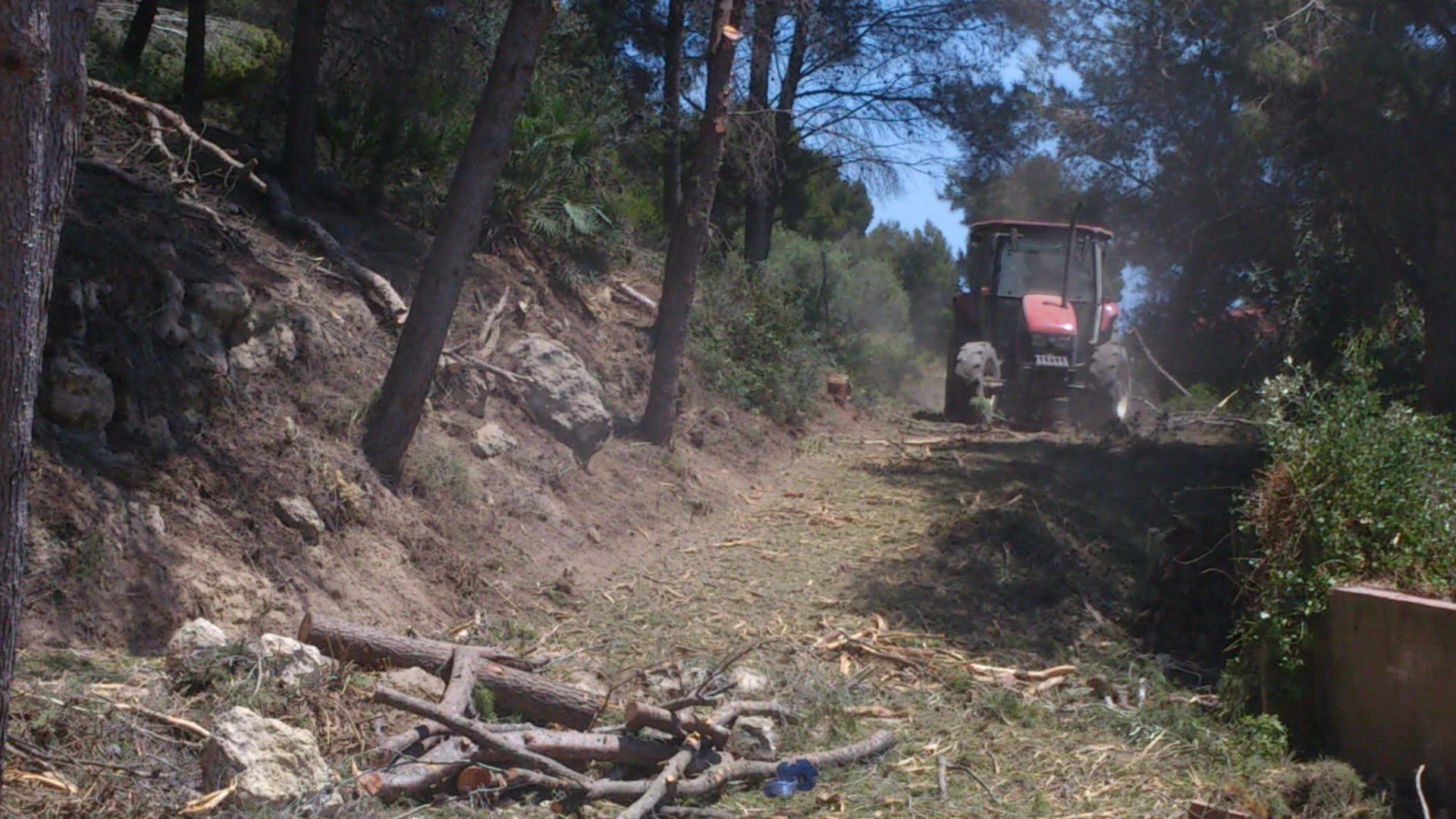 Tractor completando el mantenimiento de la franja perimetral