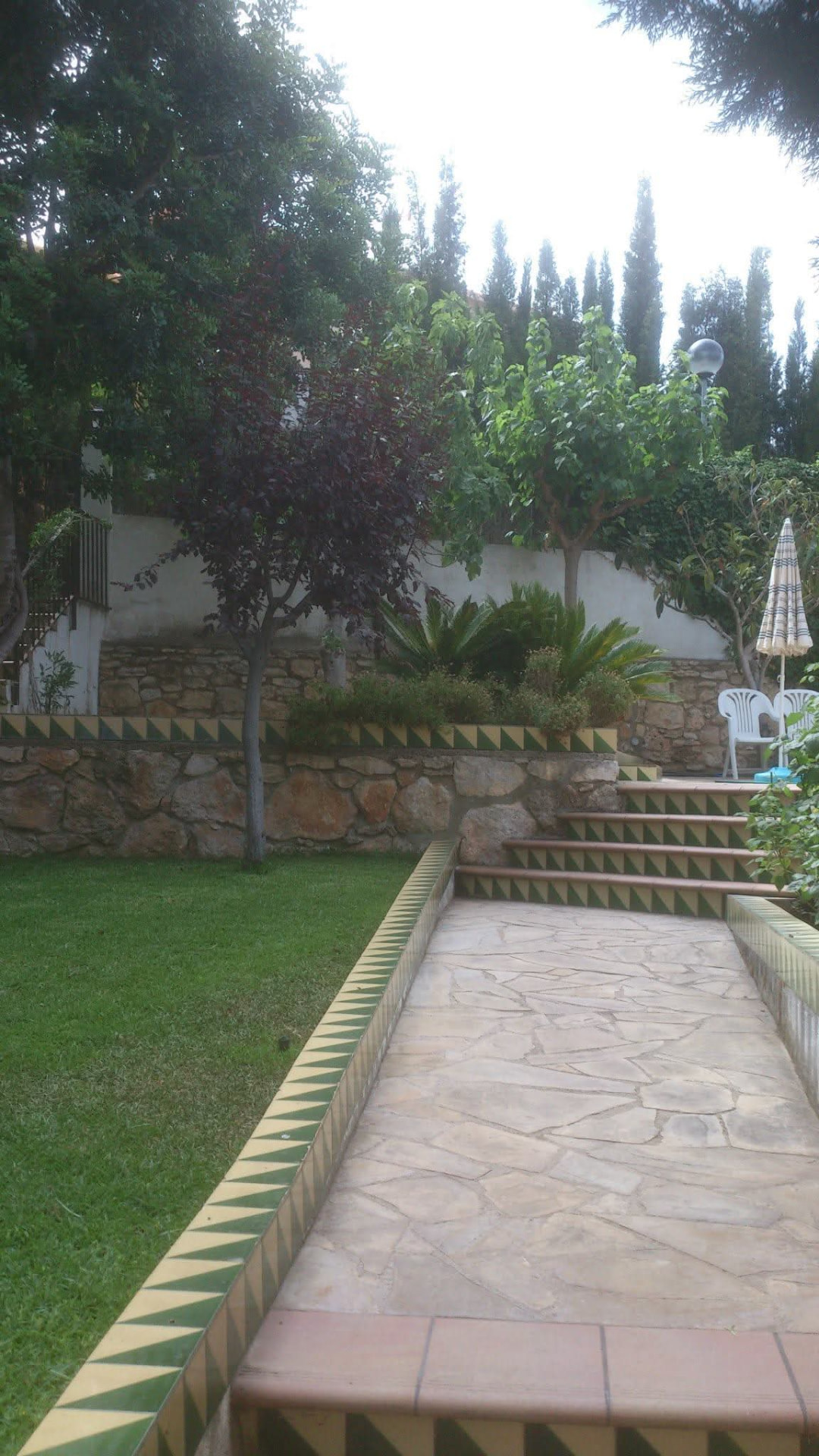 Jardín y camino de una casa vacacional en Oasis