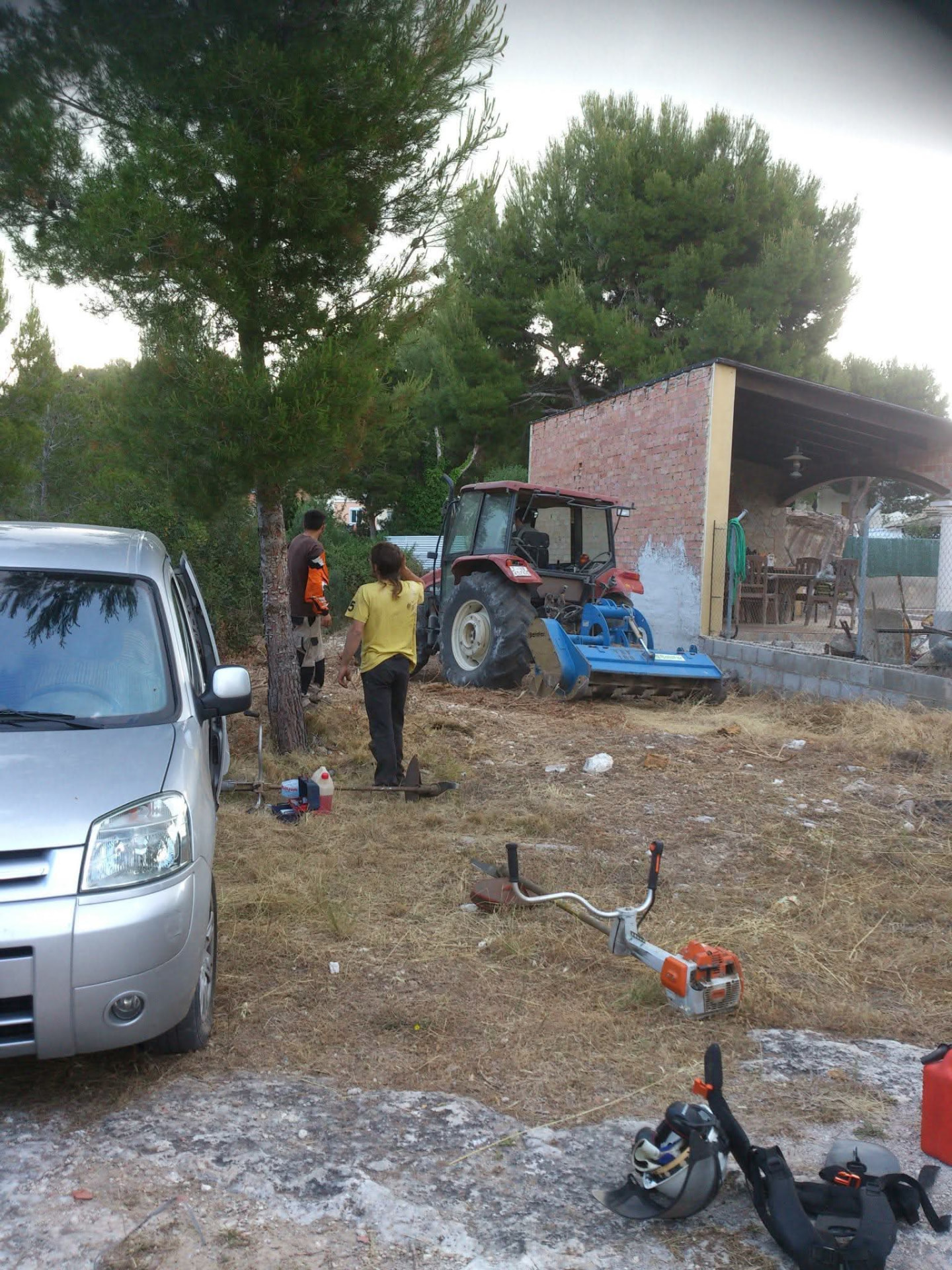 Tractor forestal preparado para triturar restos vegetales