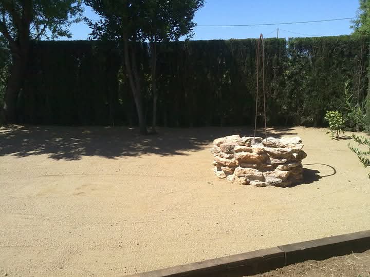 El pozo terminado, integrado en el jardín