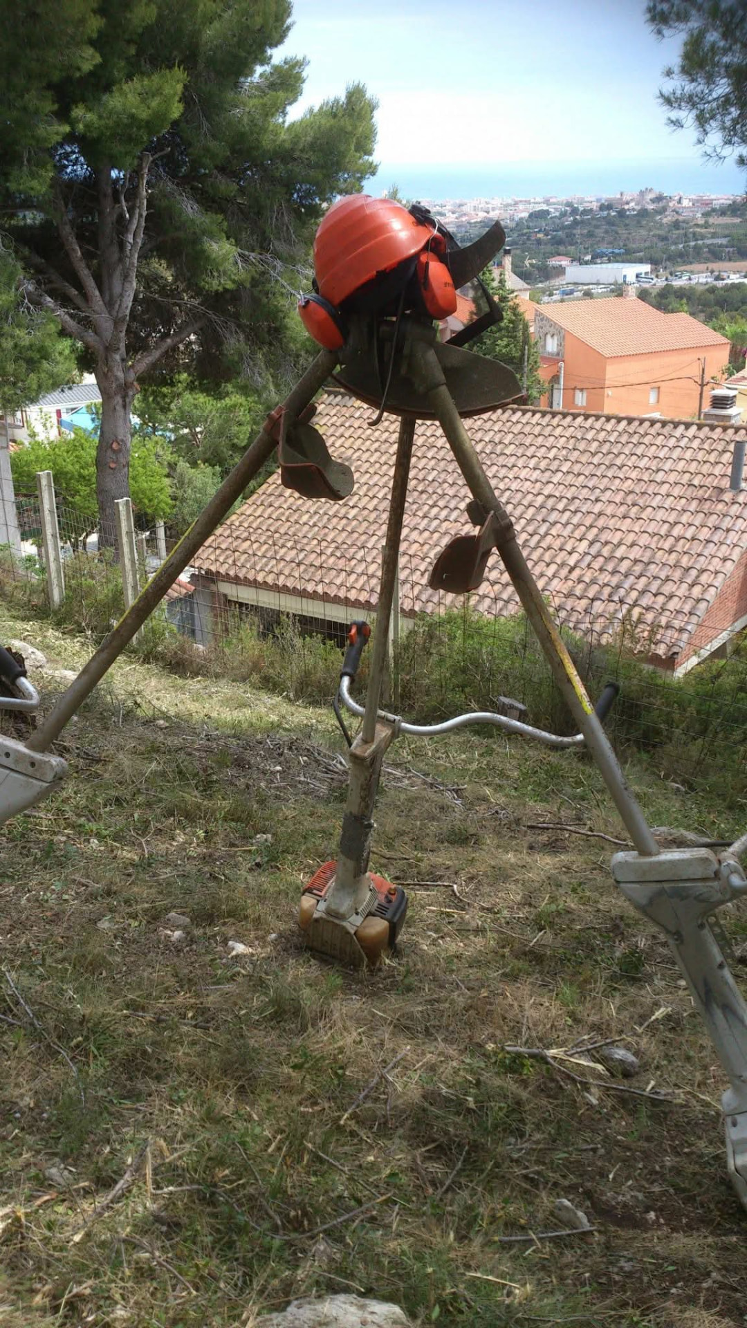 Equipo de desbroce utilizado en la franja perimetral