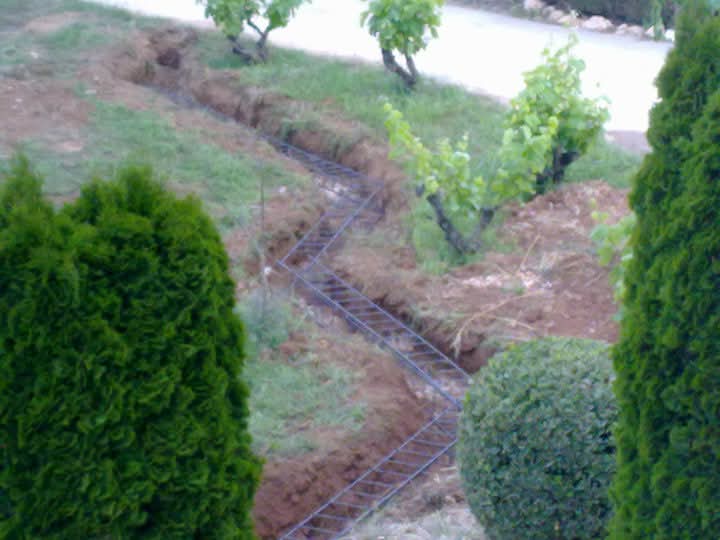 Zanja con estructura metálica para el muro