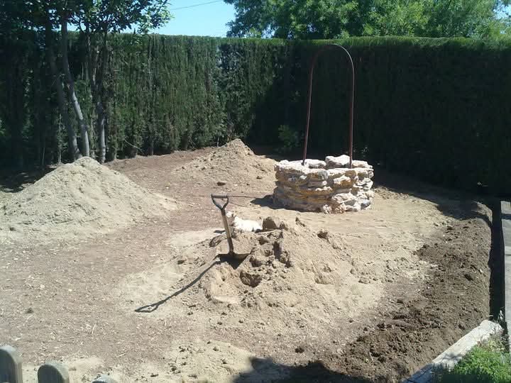 Pozo de piedra en construcción sobre el terreno nivelado