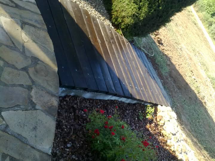 Pasarela de madera hacia el jardín